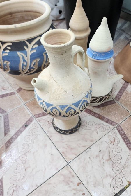 إبريق فخاري بنقوش يدوية باللون الأزرق